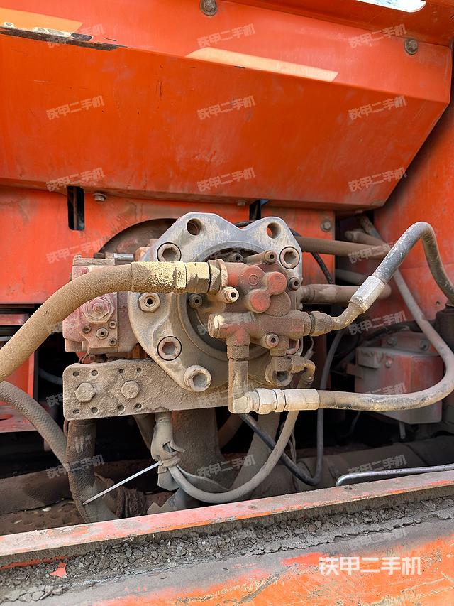 液压泵舱室正面整体（整机外观）