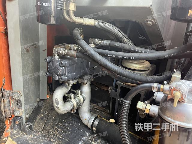 液压泵舱室正面整体（整机外观）