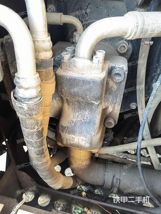 液压泵舱室正面整体（整机外观）