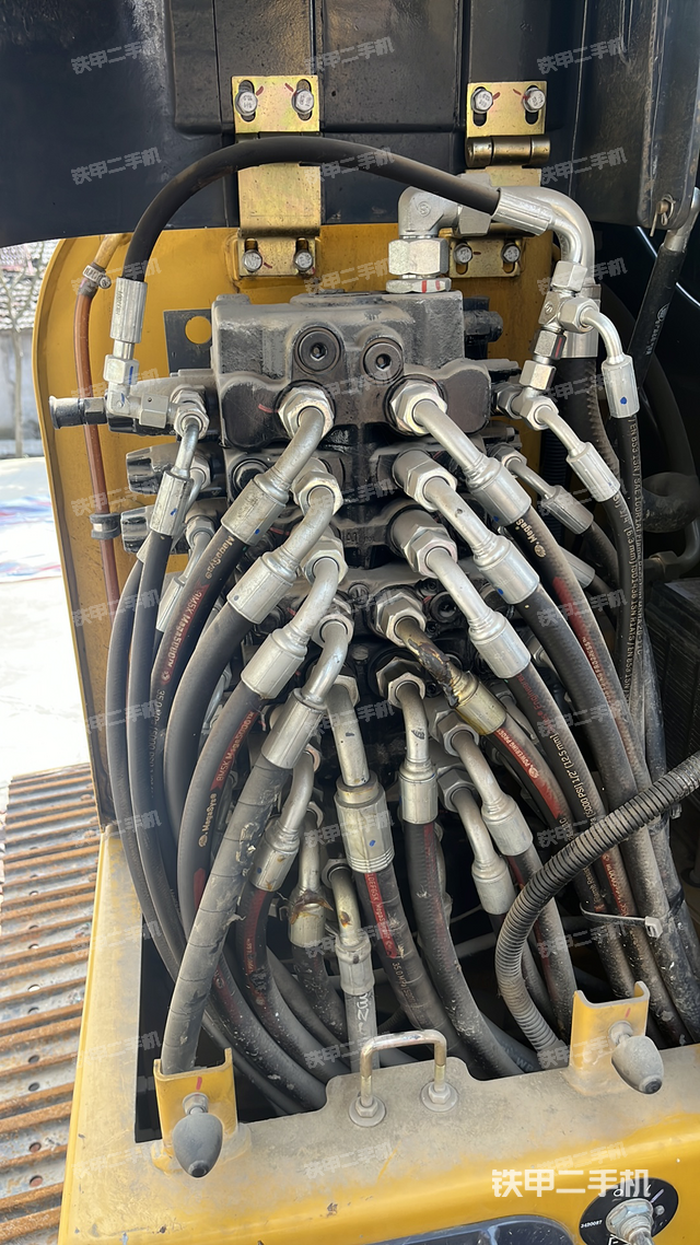 回转马达和主控阀（整机外观）