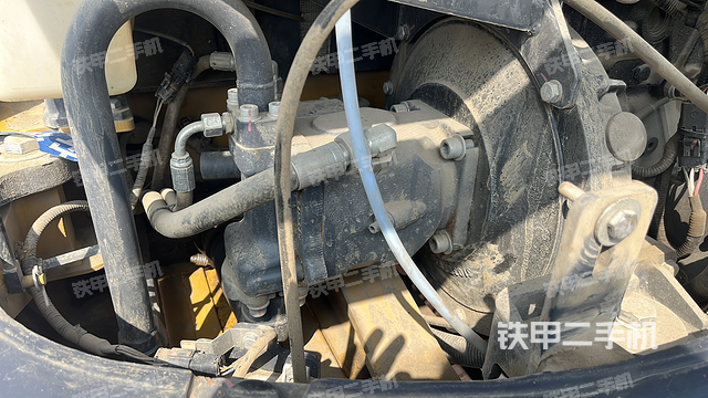 液压泵舱室正面整体（整机外观）