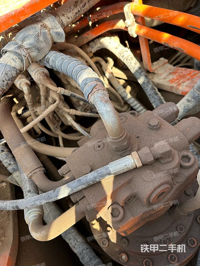 回转马达和主控阀（整机外观）