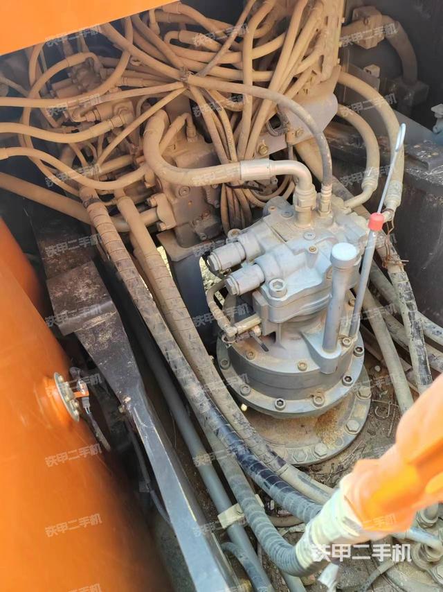 回转马达和主控阀（整机外观）