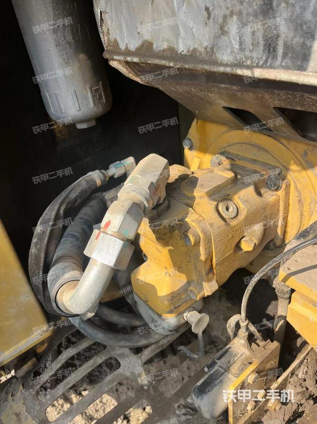 液压泵舱室正面整体（整机外观）