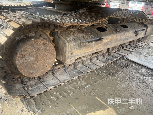 液压泵舱室正面整体（整机外观）