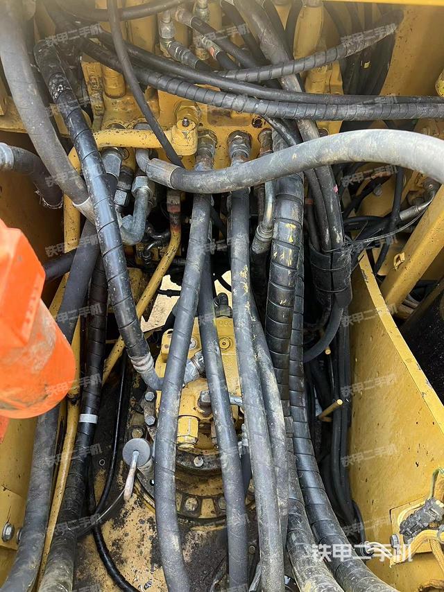 回转马达和主控阀（整机外观）