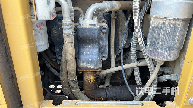 液压泵舱室正面整体（整机外观）