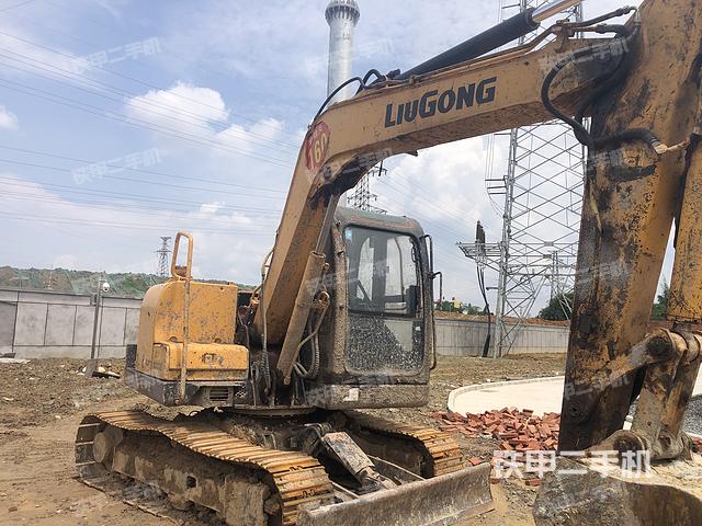 液压泵舱室正面整体（整机外观）