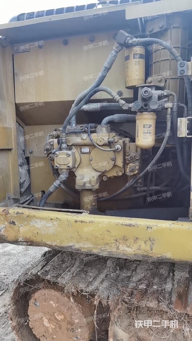 液压泵舱室正面整体（整机外观）