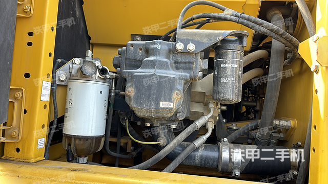 液压泵舱室正面整体（整机外观）