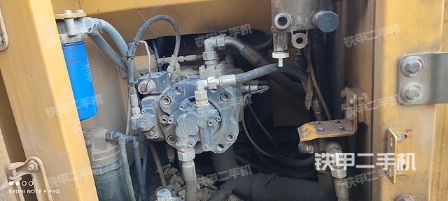 液压泵舱室正面整体（整机外观）