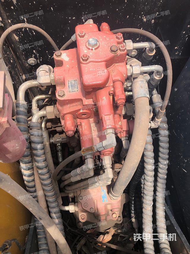 回转马达和主控阀（整机外观）