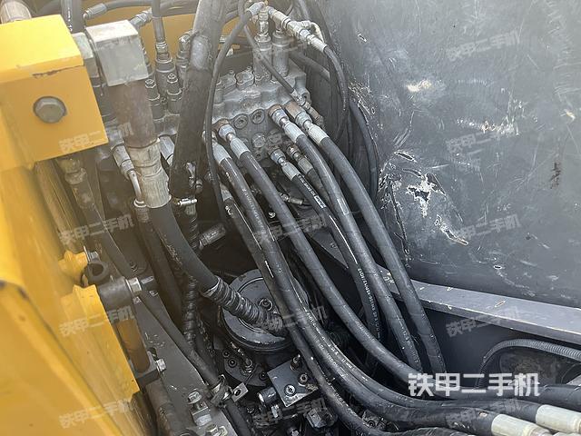 回转马达和主控阀（整机外观）