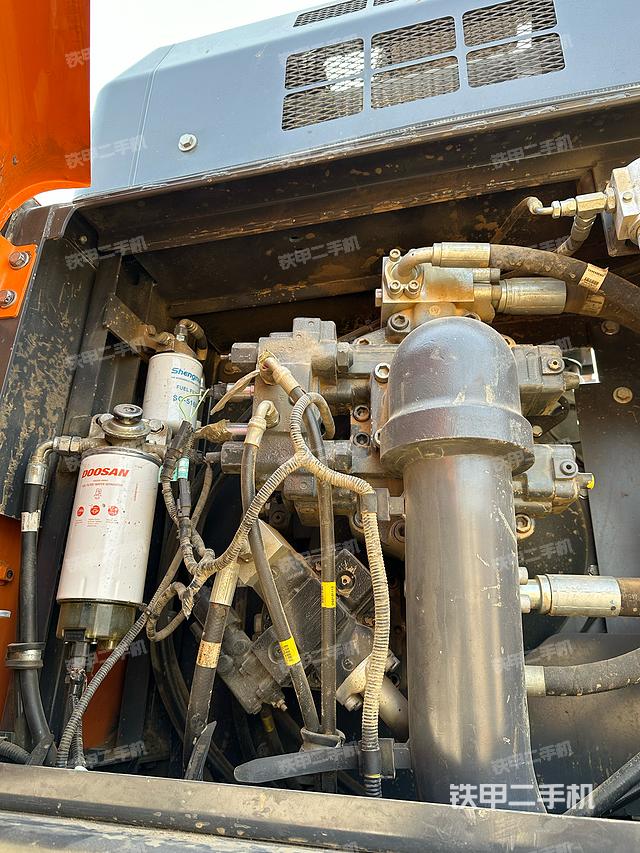 液压泵舱室正面整体（整机外观）