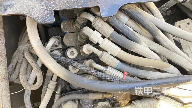 回转马达和主控阀（整机外观）