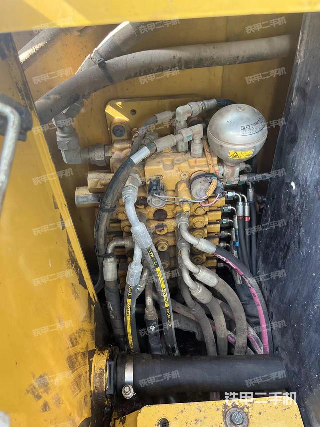 回转马达和主控阀（整机外观）