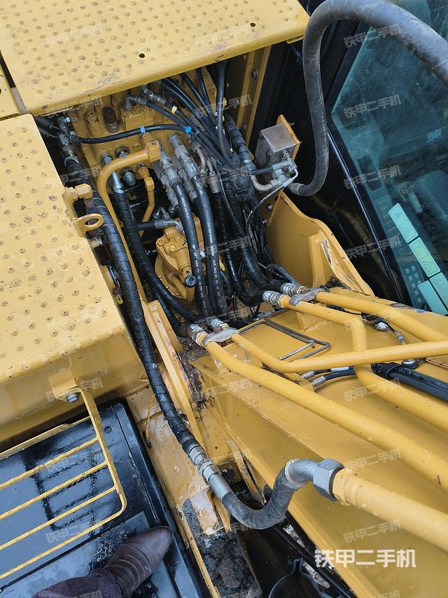 回转马达和主控阀（整机外观）