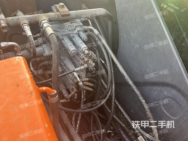 回转马达和主控阀（整机外观）