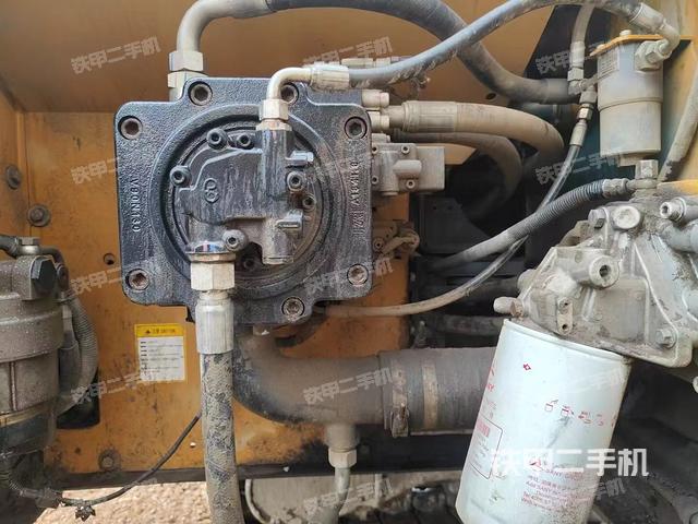 液压泵舱室正面整体（整机外观）