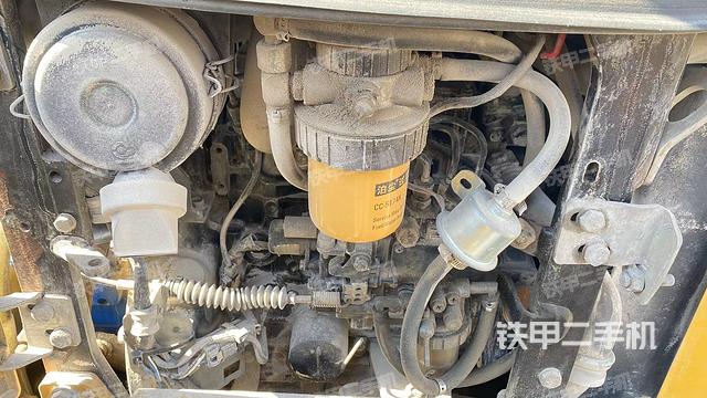 液压泵舱室正面整体（整机外观）