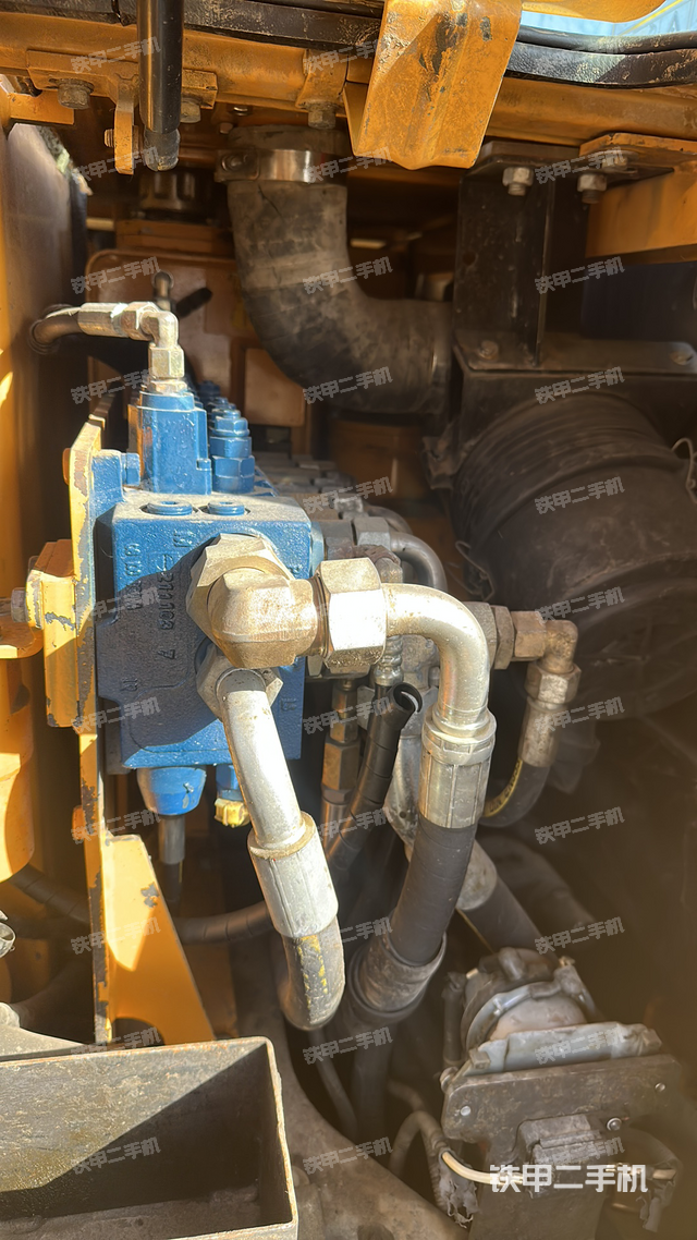 回转马达和主控阀（整机外观）