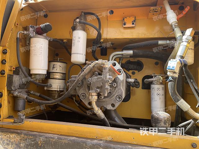 液压泵舱室正面整体（整机外观）