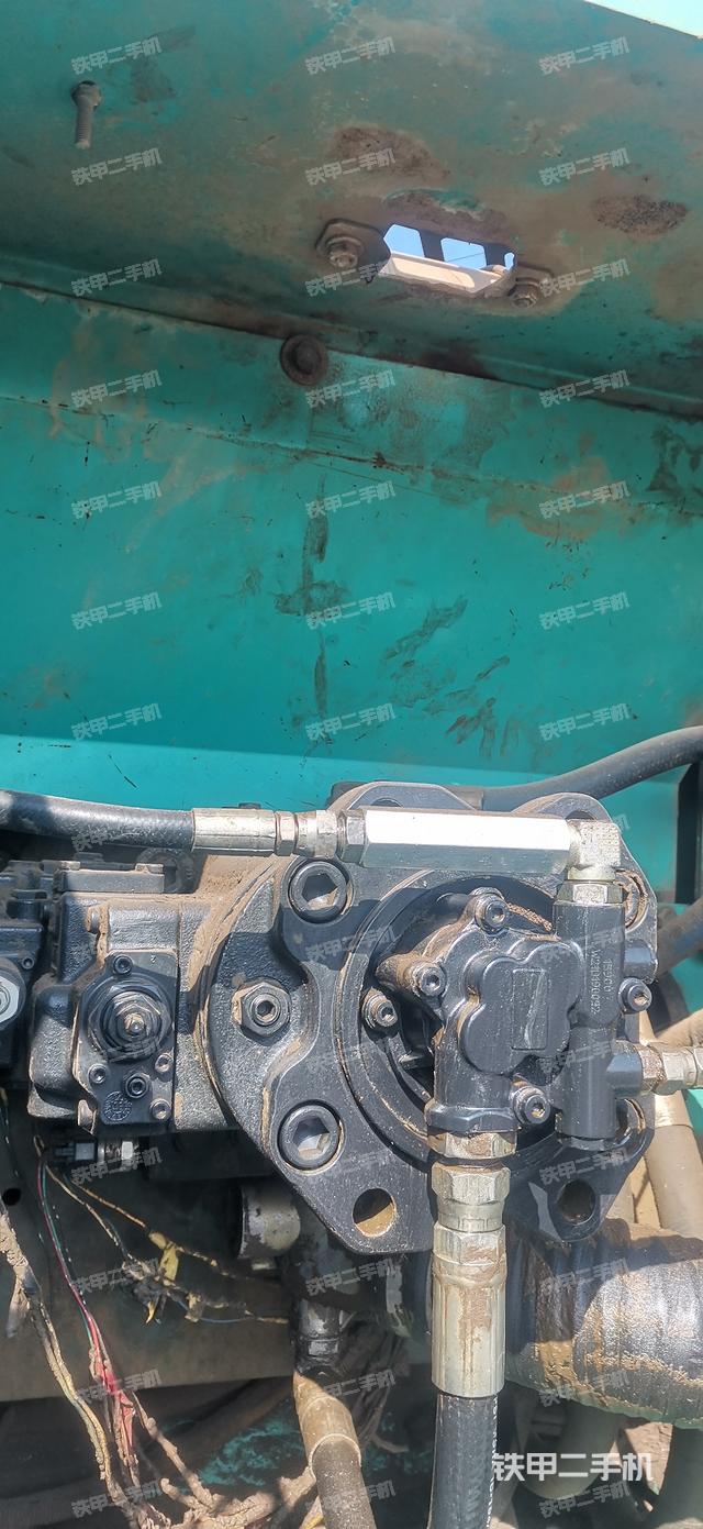 液压泵舱室正面整体（整机外观）