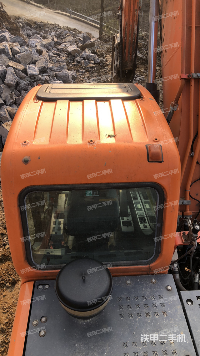 驾驶室顶部（整机外观）