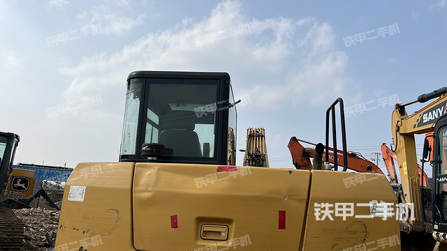 驾驶室顶部（整机外观）