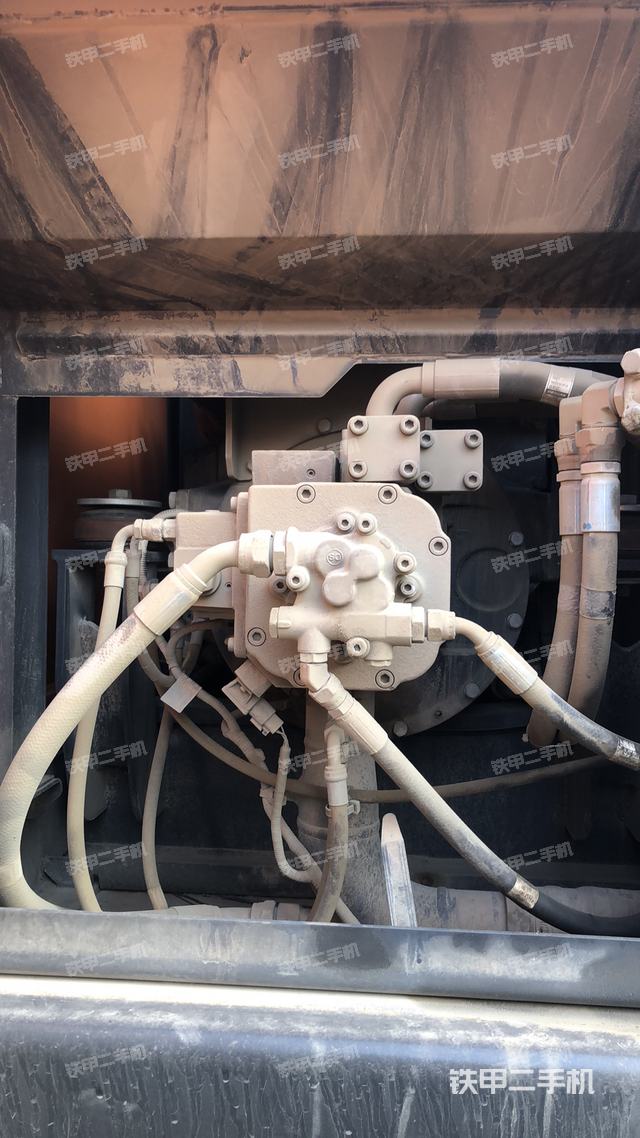 液压泵舱室正面整体（整机外观）