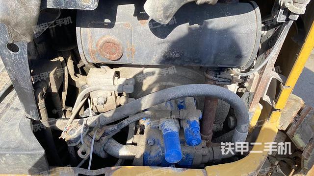 液压泵舱室正面整体（整机外观）