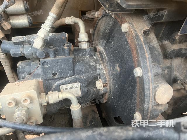 液压泵舱室正面整体（整机外观）