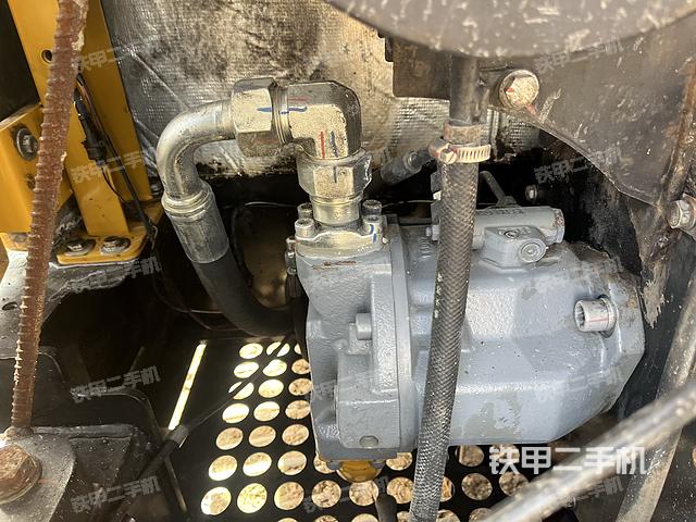 液压泵舱室正面整体（整机外观）