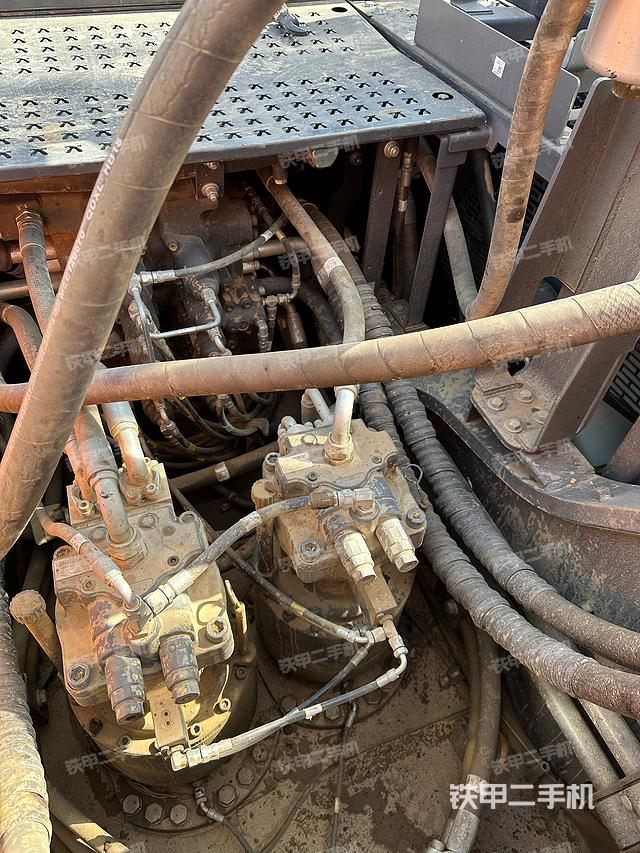 回转马达和主控阀（整机外观）