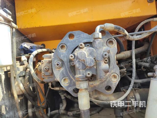 液压泵舱室正面整体（整机外观）