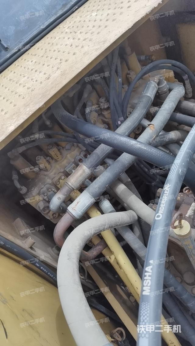 回转马达和主控阀（整机外观）