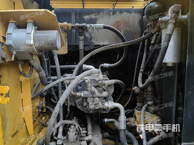 液压泵舱室正面整体（整机外观）