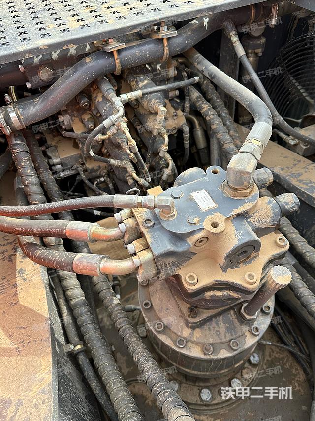 回转马达和主控阀（整机外观）