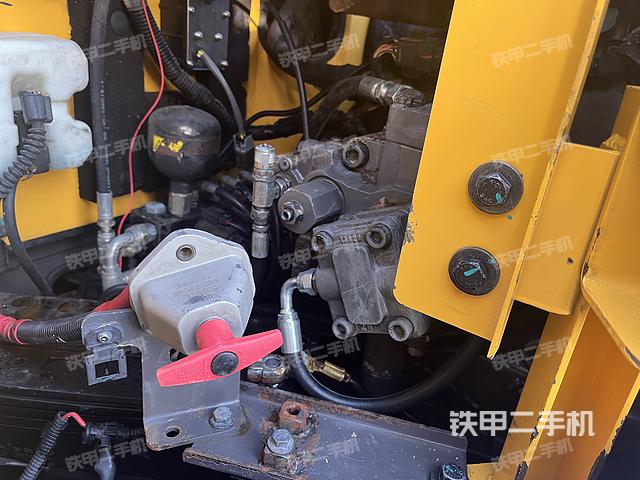 液压泵舱室正面整体（整机外观）