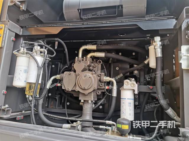 液压泵舱室正面整体（整机外观）