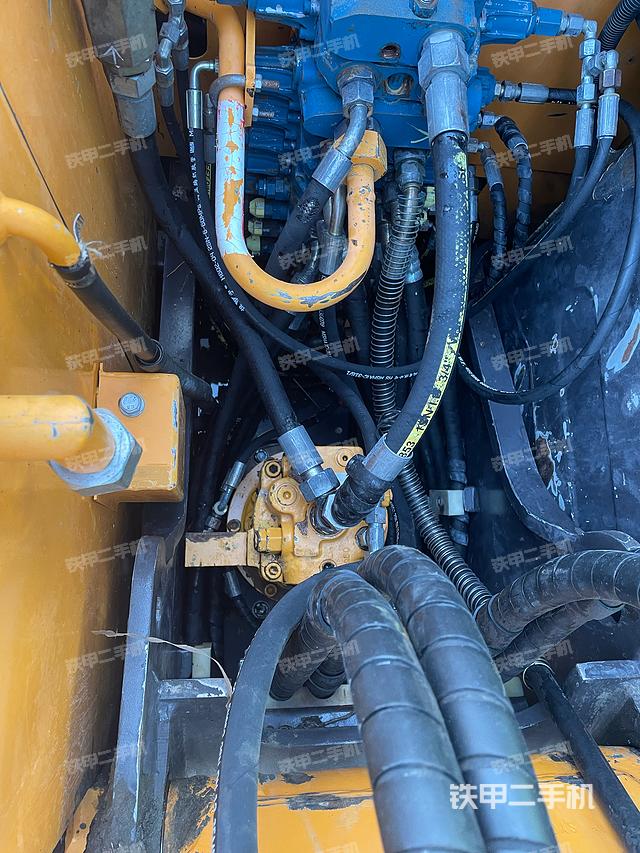 回转马达和主控阀（整机外观）