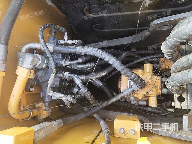 回转马达和主控阀（整机外观）