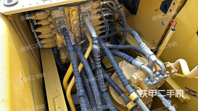 回转马达和主控阀（整机外观）