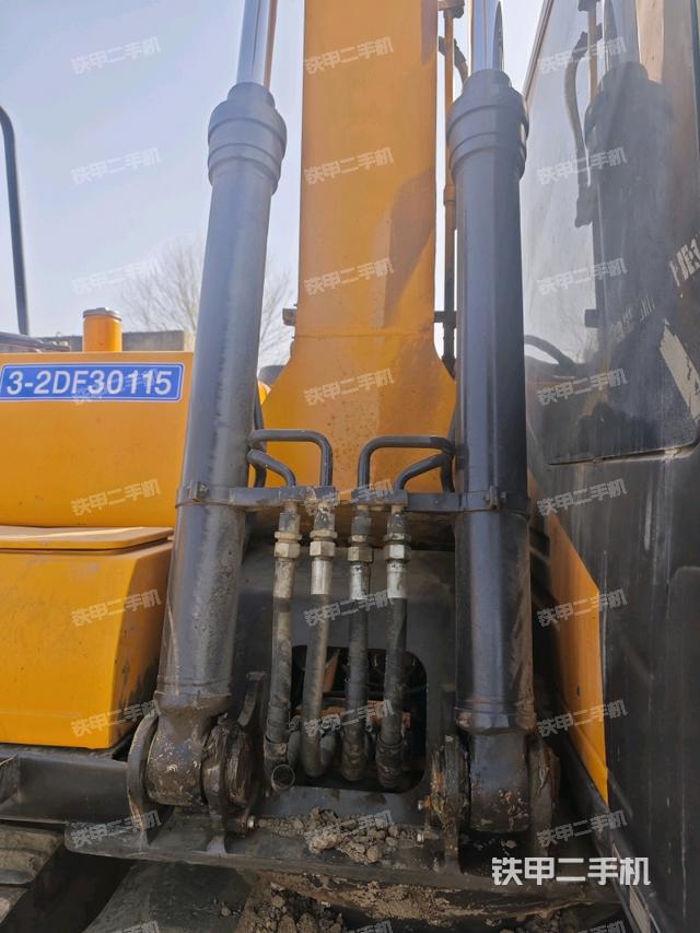 大臂油缸整体 竖拍（工作和回转装置）