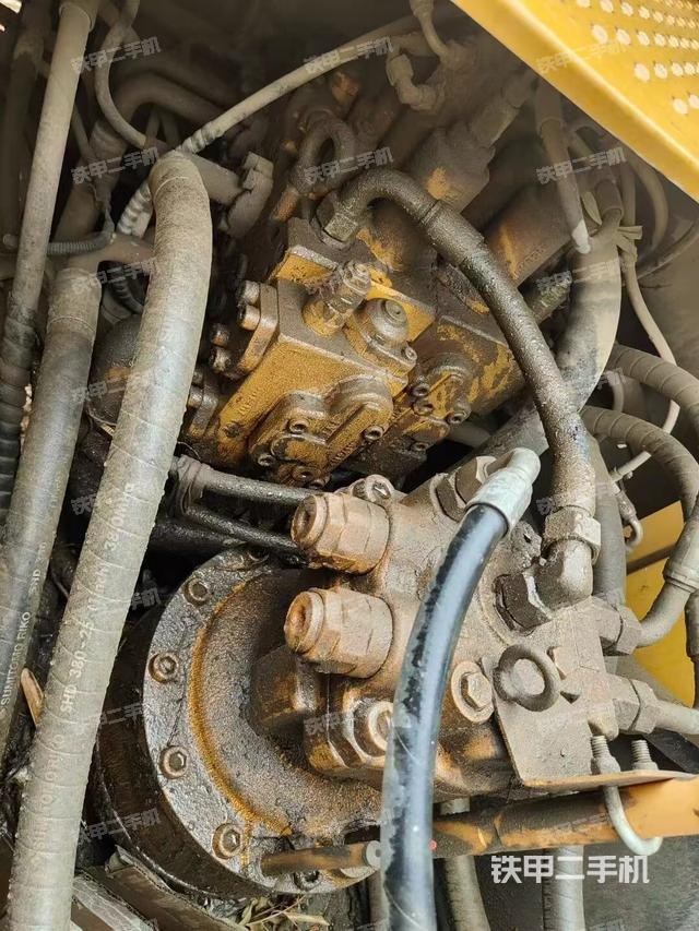 回转马达和主控阀（整机外观）