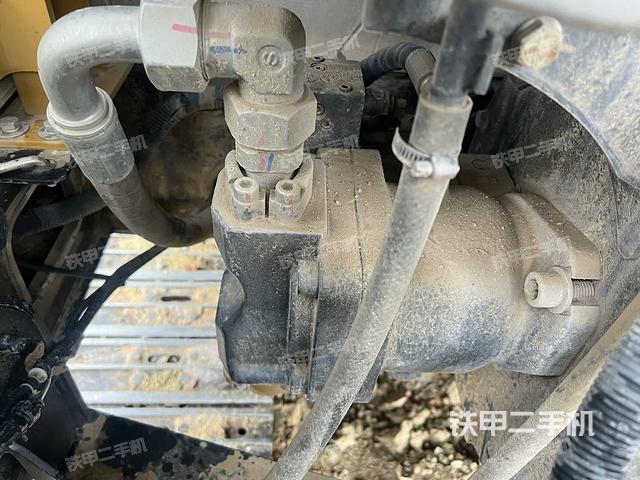 液压泵舱室正面整体（整机外观）