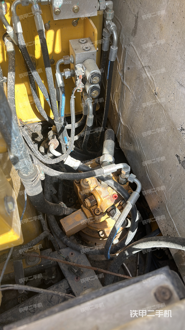 回转马达和主控阀（整机外观）