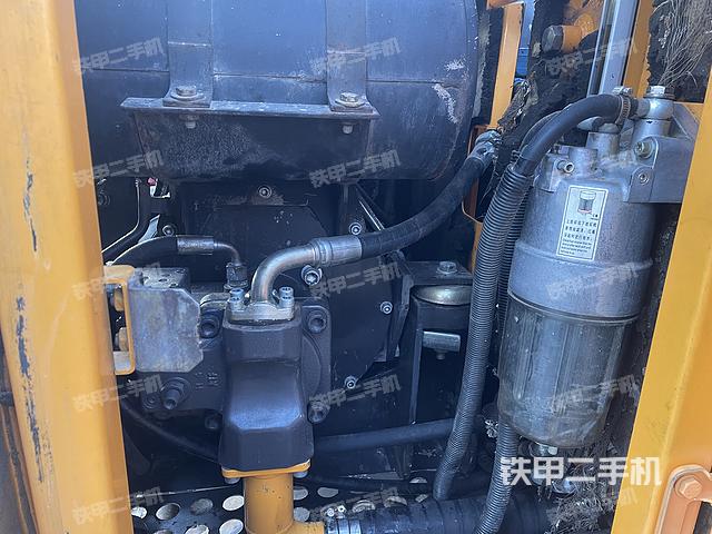 液压泵舱室正面整体（整机外观）