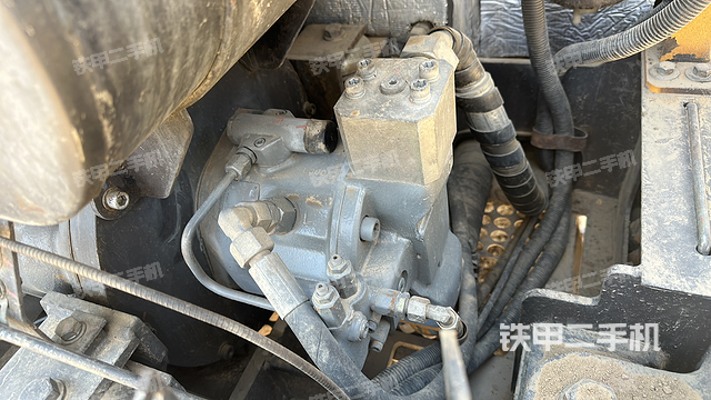 液压泵舱室正面整体（整机外观）