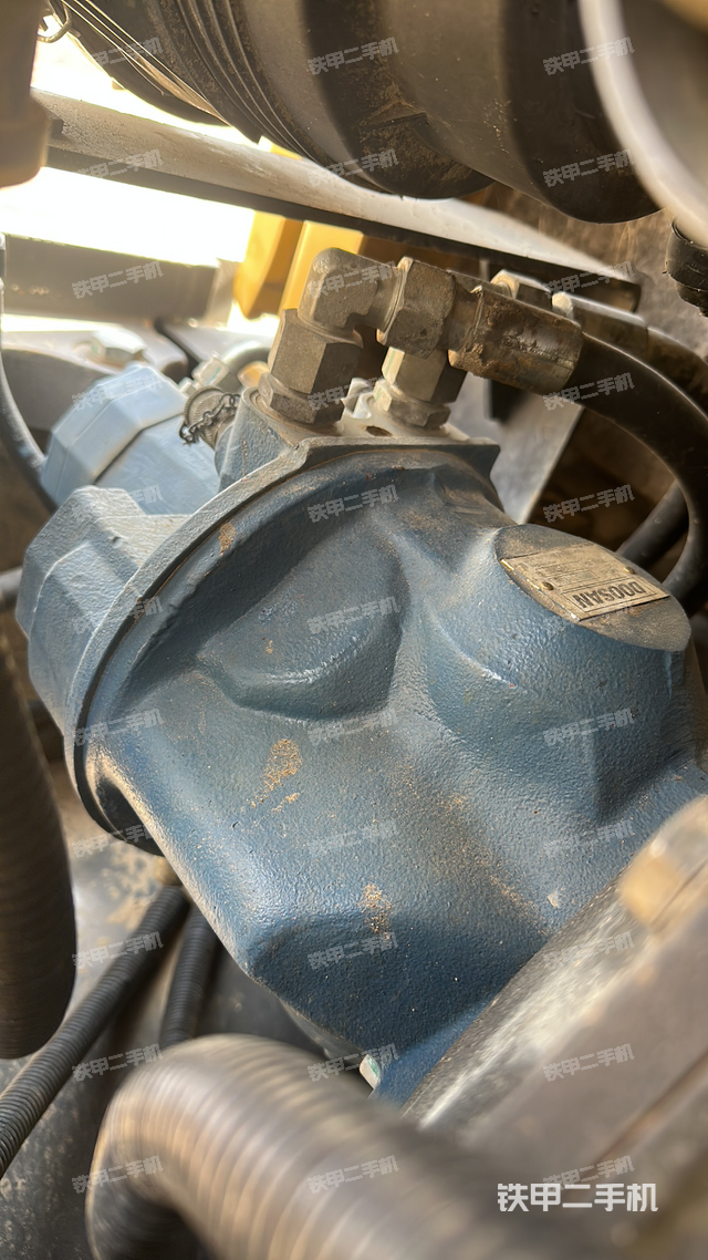 液压泵舱室正面整体（整机外观）